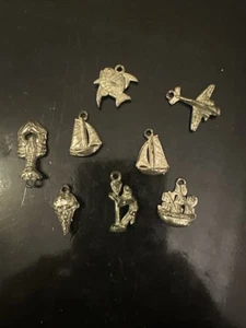 Lote De Colección De 8 Cracker Jack Gumball Premio Juguete Dije Metal 1930-1980 Premios - Imagen 1 de 7