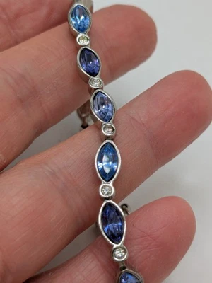  Винтажный теннисный браслет Lia Sophia серебристого цвета с синими фиолетовыми стразами 8 дюймов  - Изображение 1 из 4