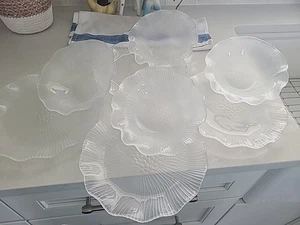 Juego de 8 platos de ensalada y cuencos de sopa esmerilados de loto con volantes Mikasa - Imagen 1 de 8