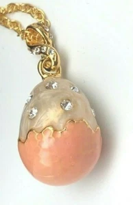 Collier à pendentif oeuf rose avec cristaux par Keren Kopal - Picture 1 of 9
