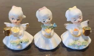 3 Vintage Napco Mädchen Figur Blumen Spaghetti Borte 2" groß - Bild 1 von 12