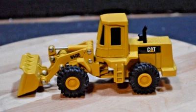 Vintage Ertl Case 950E CAT Front End Loader 1:64 Die-Cast Metal - Image 1 of 4