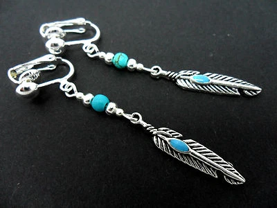 "HANDMADE" UN PAIO DI ORECCHINI A GOCCIA IN ARGENTO TIBETANO PIUMA PENDENTE/PERLINE TURCHESE. NUOVO.