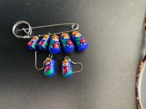 Vintage blaue bemalte russische verschachtelte Puppe Brosche & Ohrringe aus Holz - Bild 1 von 2