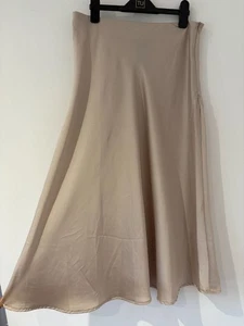 Lovely Boohoo pale gold soft satin skirt, BNWT, size M petite - Picture 1 of 11