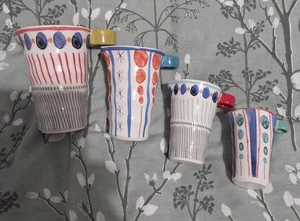 ANTHROPOLOGIE Set 4 handbemalte große Keramik Messkrug Tassen verschachtelt - Bild 1 von 9