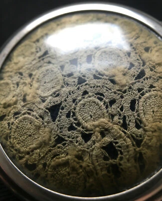 Beau pilulier ancien avec inclusion de dentelle dans le couvercle - Photo 1/4