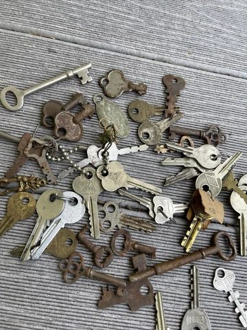 Vintage Key Lot 39 Mixed Art Craft Steampunk Jewelry Skeleton Padlock Hardware Cover
