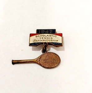 Prendedor chaqueta solapa campeonato de tenis escolástico Metal Arts Co 1942 vintage ¡RARO! - Imagen 1 de 4
