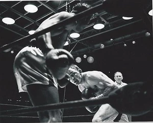 CARMEN BASILIO vs SUGAR RAY ROBINSON 8X10 PHOTO BOXING IN A CROUCH - Picture 1 of 1