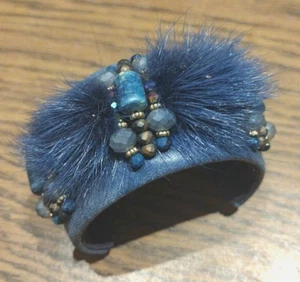 Blaues Fell & Perlen Manschettenarmband - Bild 1 von 3