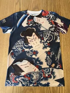 T-shirt Geisha All Over Stampa AOP Museo d'Arte Asiatica Giappone Taglia M - Foto 1 di 5