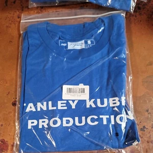 Camiseta A Stanley Kubrick Production Logo Naranja Mecánico - Azul Pequeño Mondo - Imagen 1 de 5