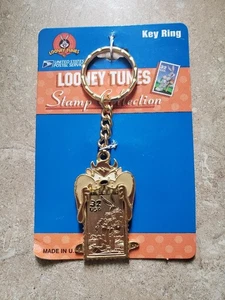 TAZ Looney Tunes USPS Briefmarkensammlung Metall Schlüsselanhänger Schlüsselring brandneu (1997) - Bild 1 von 3