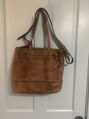 Bolso de Hombro Patricia Nash Suave Tostado Tachonado Cuero Italiano Grande  Foto 1 de 3