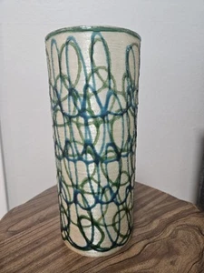 Mid Century Modern Fiberglas Zylinder Lampenschirm weiß mit grünem & aquamarinem Design - Bild 1 von 6