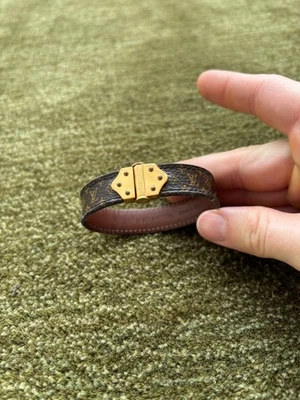 Pulseira feminina Louis Vuitton ouro e couro com estampa de logotipo - Imagem 1 de 4