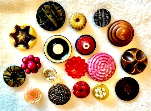 Lot 18 Antique/Vintage Celluloid Buttons Cover