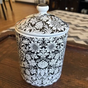 Liberty of London Large Target Steinzeug Deckeldose schwarzweiß Blumenmuster 9" mit Deckel - Bild 1 von 5