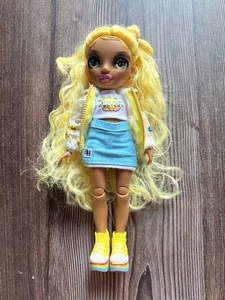 Muñeca RAINBOW HIGH Junior Jr. High Sunny Madison con traje y zapatos - Imagen 1 de 8