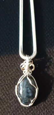 Collar colgante hecho a mano de plata azul pietersita envuelto en alambre Foto 1 de 4