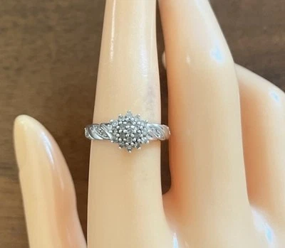 Anillo con racimo de diamantes de 0,25 quilates de oro blanco de 9 quilates, tamaño del Reino Unido O 1/2, 2,2 g Foto 1 de 4