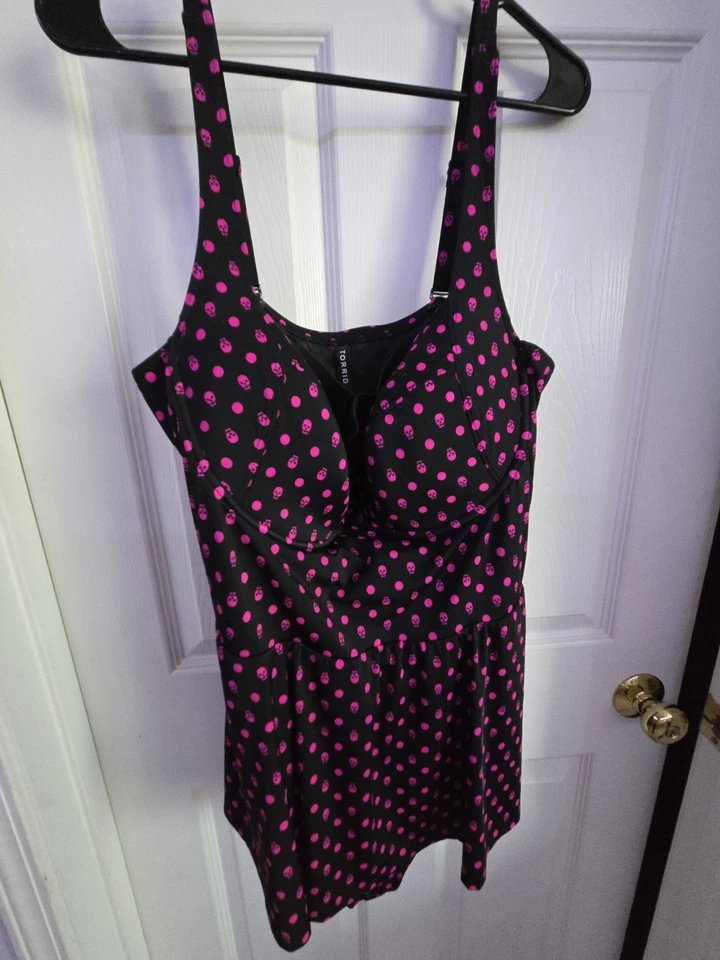 Torrid 尺寸 3 黑色带热粉色头骨沐浴套装 — 第 1/3 张图片