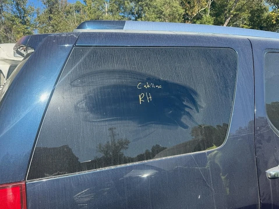 Cadillac Escalade 2009-2014 lado del pasajero trasero derecho cuarto ventana vidrio OEM Foto 1 de 1