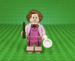 LEGO HARRY POTTER DOLORES UMBDGE MINIFIGURA hp172 USADA DESDE 5005254 con TAZA DE TÉ - Imagen 1 de 3