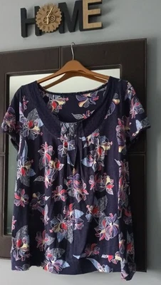 Womens Navy Floral Gypsy Style Top Size 22- 24 Flattering Top Lovely With Jeans - Image 1 of 4