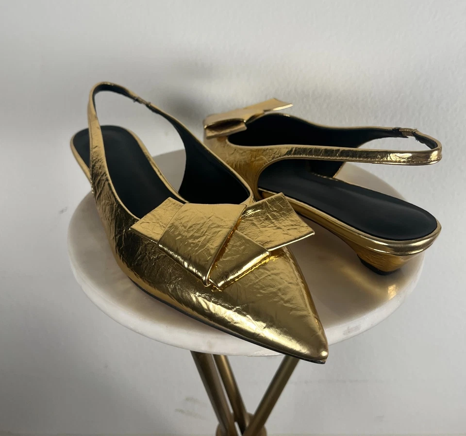 Elegante. Puntera puntiaguda dorada. Eslinga elástica. Tacones de gatito. Talla 8.5 -Nuevo en Caja Foto 1 de 4