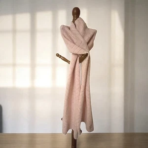 "Bufanda Juicy Couture rosa metálico dorada suave mezcla de polietileno 64"" x 10"" de colección difícil de encontrar" - Imagen 1 de 8