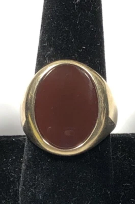 Oro 10K 13,16 gramos. Anillo liso con piedra naranja pulida. Talla 10.  Foto 1 de 4