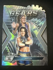 2025 Topps Chrome WWE SG-BY Bayley Cambio Inserto TAGLIATO SMACK DOWN - Foto 1 di 2