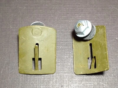 2 piezas 1961 Oldsmobile Super 88 clips de moldura de puerta delantera trasera NORS 4817156 Foto 1 de 4