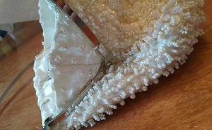 Vintage 60er Hongkong Perlen Geldbörse, weiß, Metallverschluss & Griffe sehr gepflegt - Bild 1 von 11