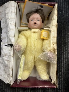 Vintage Porzellan Ashton Drake Puppe im gelben Pyjama - Bild 1 von 4