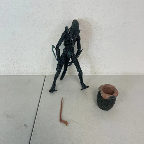 NECA -  7" scale action figure series 11 Defiance Alien with Staff and Basket Cover