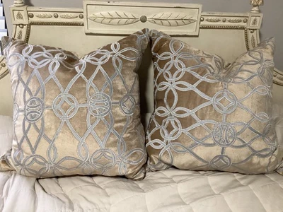 Almohada e inserto rectangular de terciopelo gitano topo plateado Lili Alessandra Foto 1 de 4