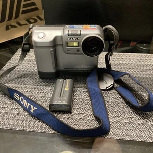 Vtg Sony Mavica MVC-FD83 Mega Pixel Floppy Disc Camera With Battery TESTED READ! - Picture 1 of 17