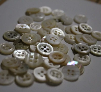 48 antike Perlmuttknöpfe - 9 bis 11 mm Ø -  Omas Schätzchen KA25 - Bild 1 von 4