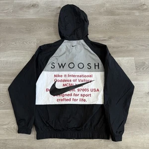 NIKE SPORTSWEAR SWOOSH GEWEBTE JACKE MIT KAPUZE LOCKERE PASSFORM HERREN GRÖSSE SMALL CJ4888 011 - Bild 1 von 10