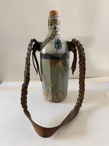 Frasco de cerámica de estudio vintage jarra botella gres correa de cuero trenzado - Imagen 1 de 16