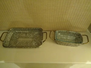 Set aus 1 Pyrex Auflaufform & 2 geflochtenen zinnbeschichteten Drahtkorb Träger Halter - Bild 1 von 24