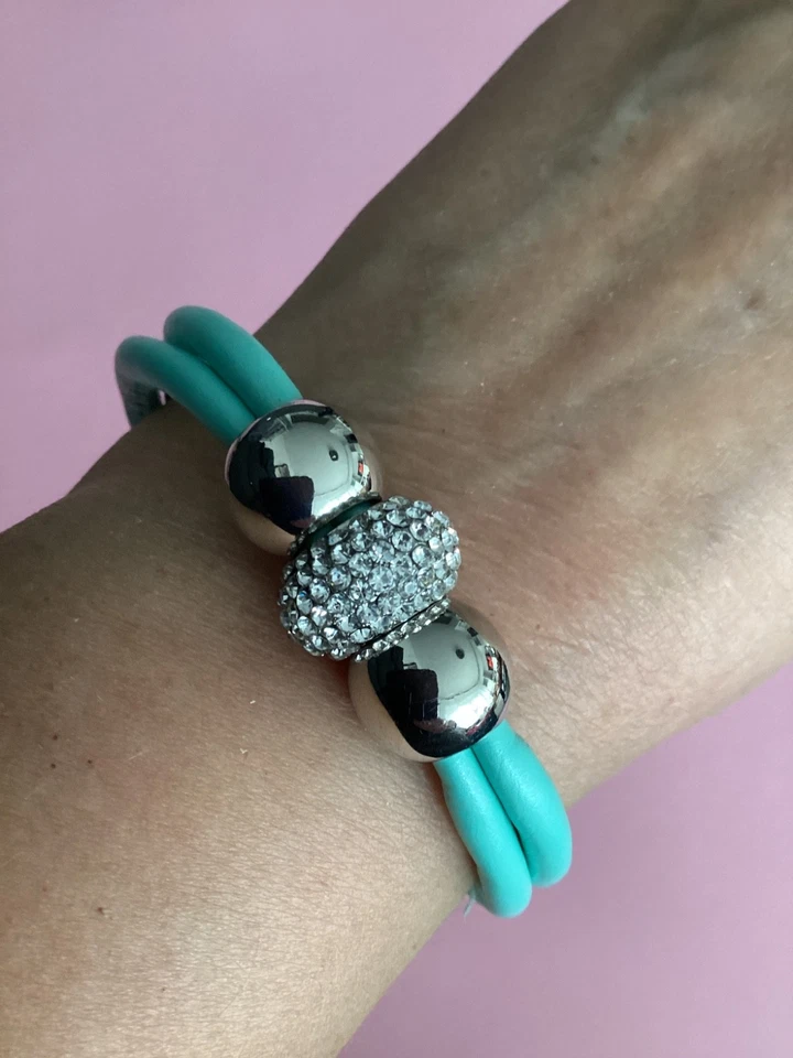 2-reihiges Armband/Kunstleder 3 silberne Kugeln (1 Kugel mit Strass)/grün/neu - Bild 1 von 4