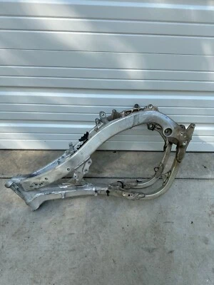 2014 雅马哈 YZ250F 完整主框架组件 99999-04265-00 — 第 1/4 张图片