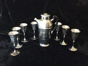 Vintage MCM Art Decò CROMO MARTELLATO COCKTAIL Martini Bar Shaker e 8 bicchieri - Foto 1 di 8