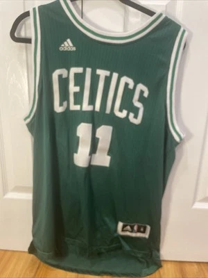 Camiseta Adidas Kyrie Irving Celtics verde para hombre pequeña Foto 1 de 4