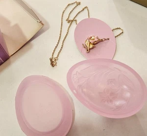 Vintage 1985 Avon lila Schätze Box & Emaille Blume Anhänger Halskette neu im Karton 18 Zoll - Bild 1 von 4