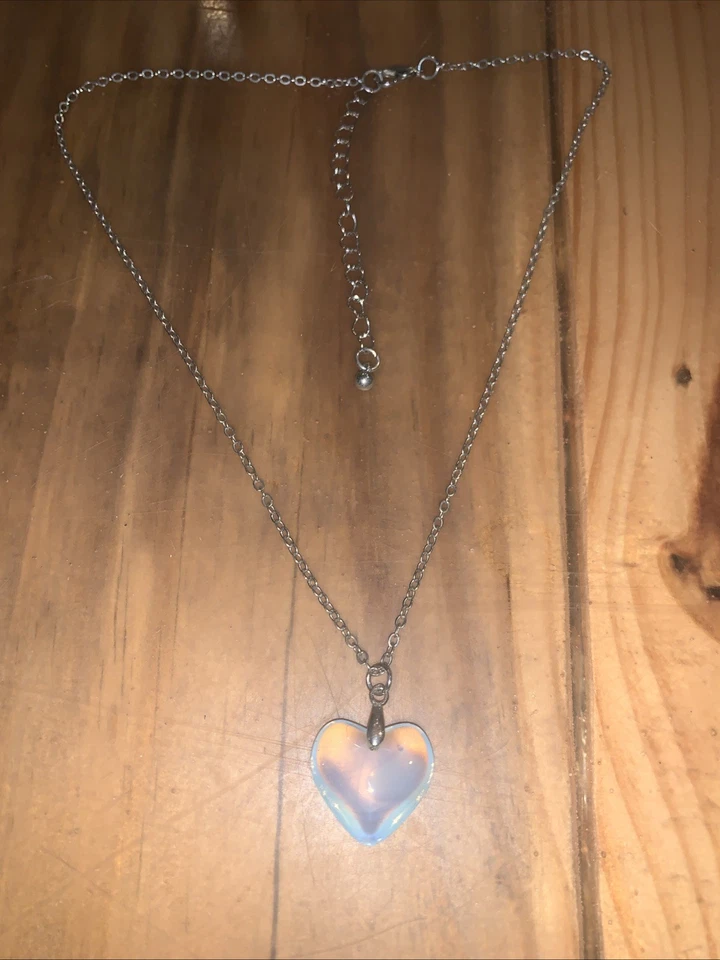 Collar de cadena colgante en forma de corazón de opalita tono plata  Foto 1 de 4